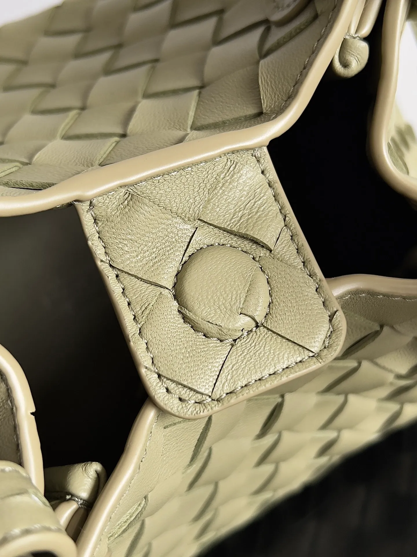 Batch 1760 BV home is new! Andiamo combines the Bottega Veneta archive parachute handbag to inherit retro elements and integrate modern trends. The same style as Shu Qi's in Beijing Night. It is a continuation of the classic bag. It has three functions: hand carry, shoulder and cross-body. It is embellished with metal brass knot buckles. It is small and has an amazing capacity. It can easily hold sunglasses in a box / small bottle of water / powder powder / charger and other daily necessities when going out. The upper body is versatile. Style number: 796569 Size: 21*17*16.5cm